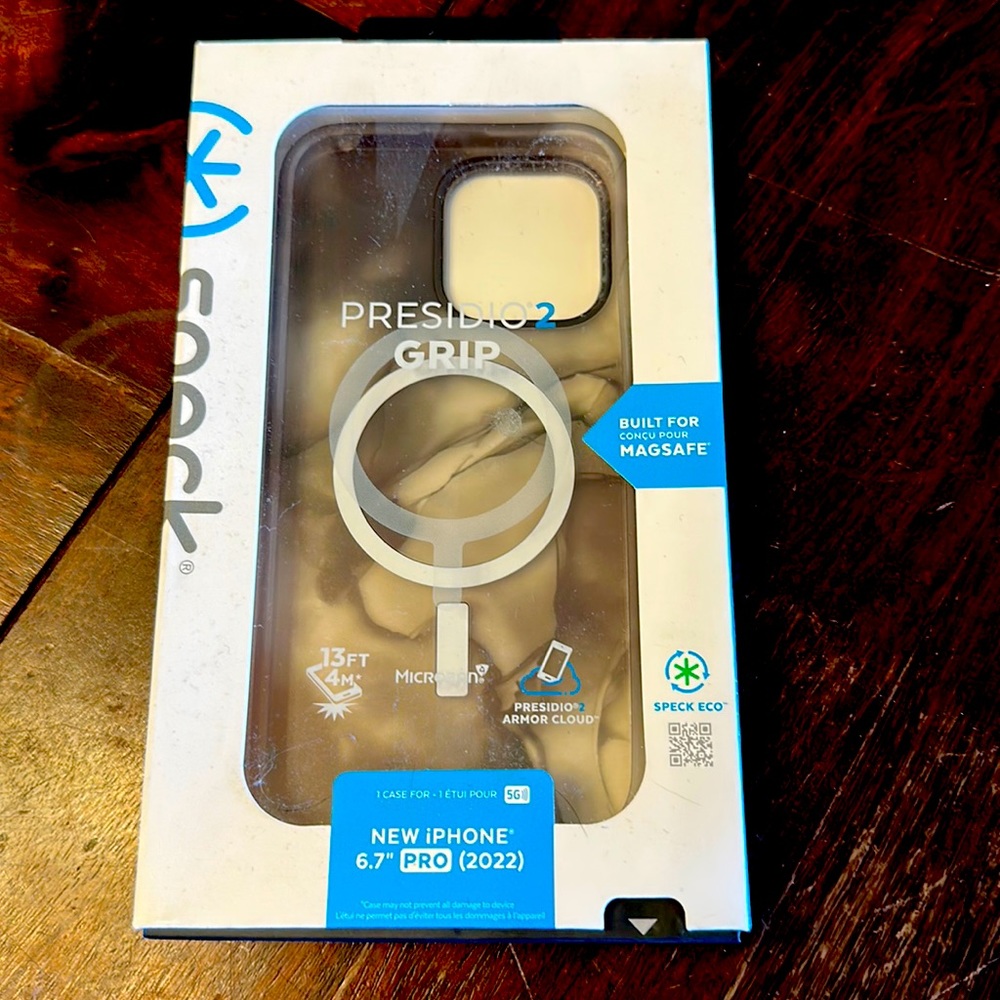 NIB Speck iPhone cover for PRO Apple phone